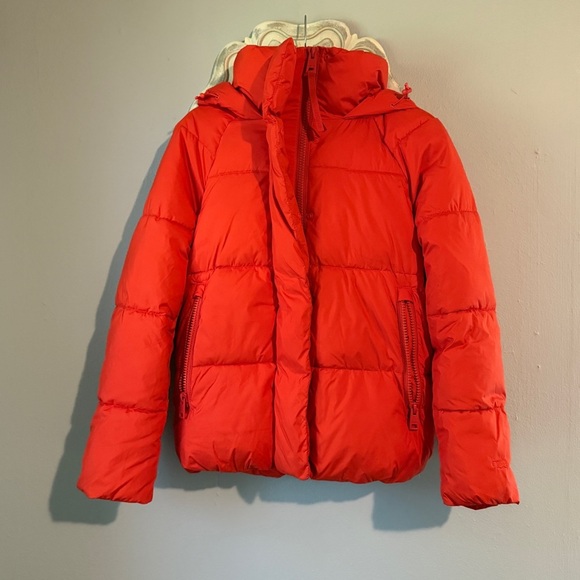 NEW Levi’s Bright Red Puffer Jacket - Picture 1 of 6